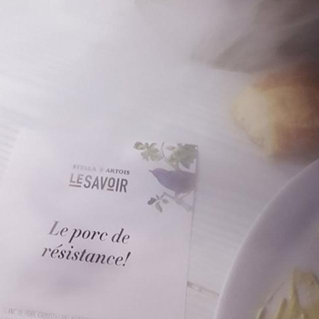Gros plan sur une carte de menu thématique lors d'une expérience culinaire immersive du Cirque du Soleil, avec un design artistique et un texte en français.