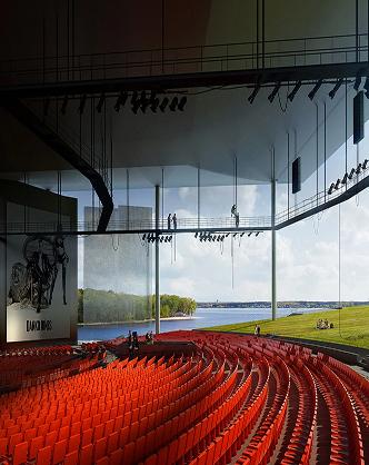 Intérieur de l'amphithéâtre en plein air Cogeco avec ses rangées incurvées de sièges rouges donnant sur un lac et un paysage pittoresques.