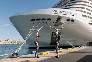 Un navire de croisière MSC naviguant en pleine mer sous un ciel bleu limpide.